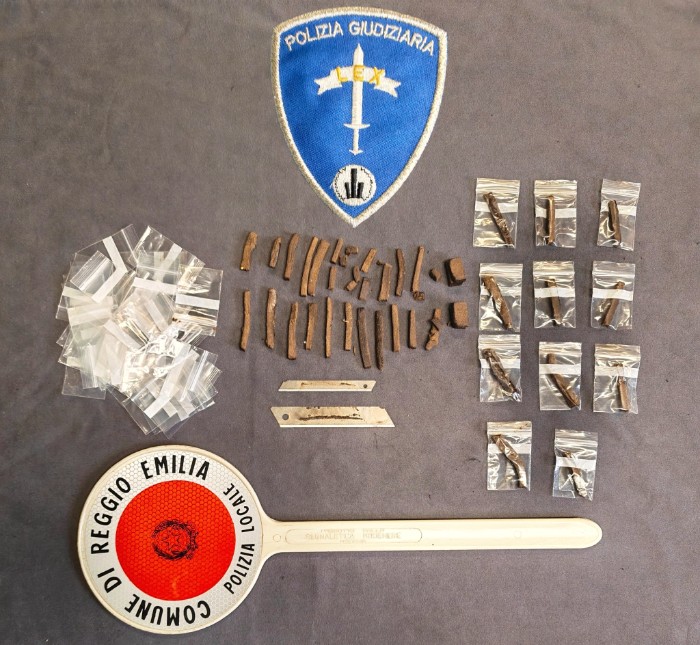 Un sequestro di barrette di hashish da parte della Polizia locale di Reggio Emilia