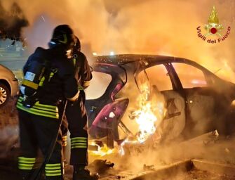 Auto in fiamme a Cadelbosco di Sopra, si indaga per incendio doloso