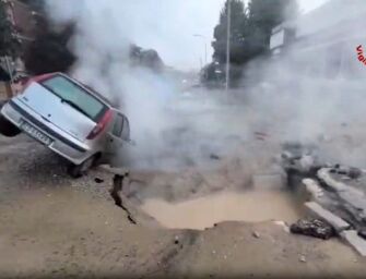 Reggio. Si apre una voragine in via Galilei, un’auto resta incastrata nella buca