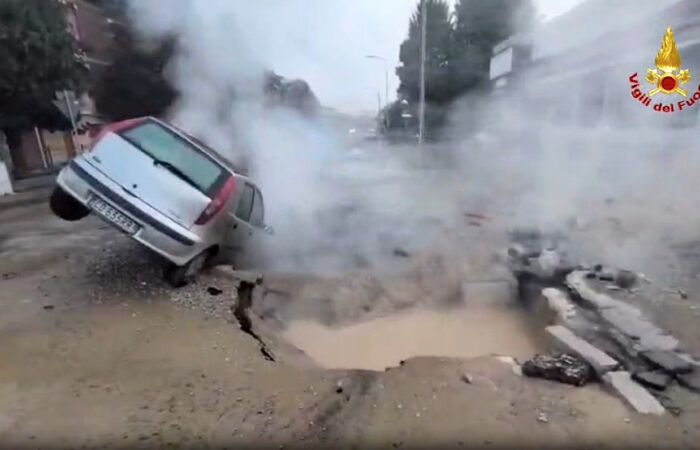 Reggio. Cede tubo del teleriscaldamento, voragine inghiotte un’auto in via Galilei